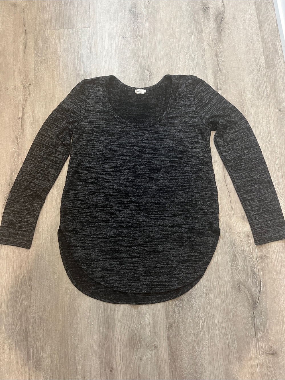 Long-Sleeve Scoop Neck Heathered Top — Black Heather